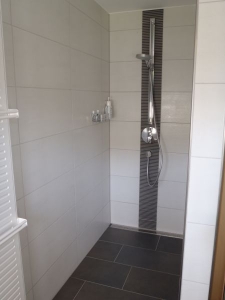 Begehbare-Dusche-mit-Ablaufrinne
